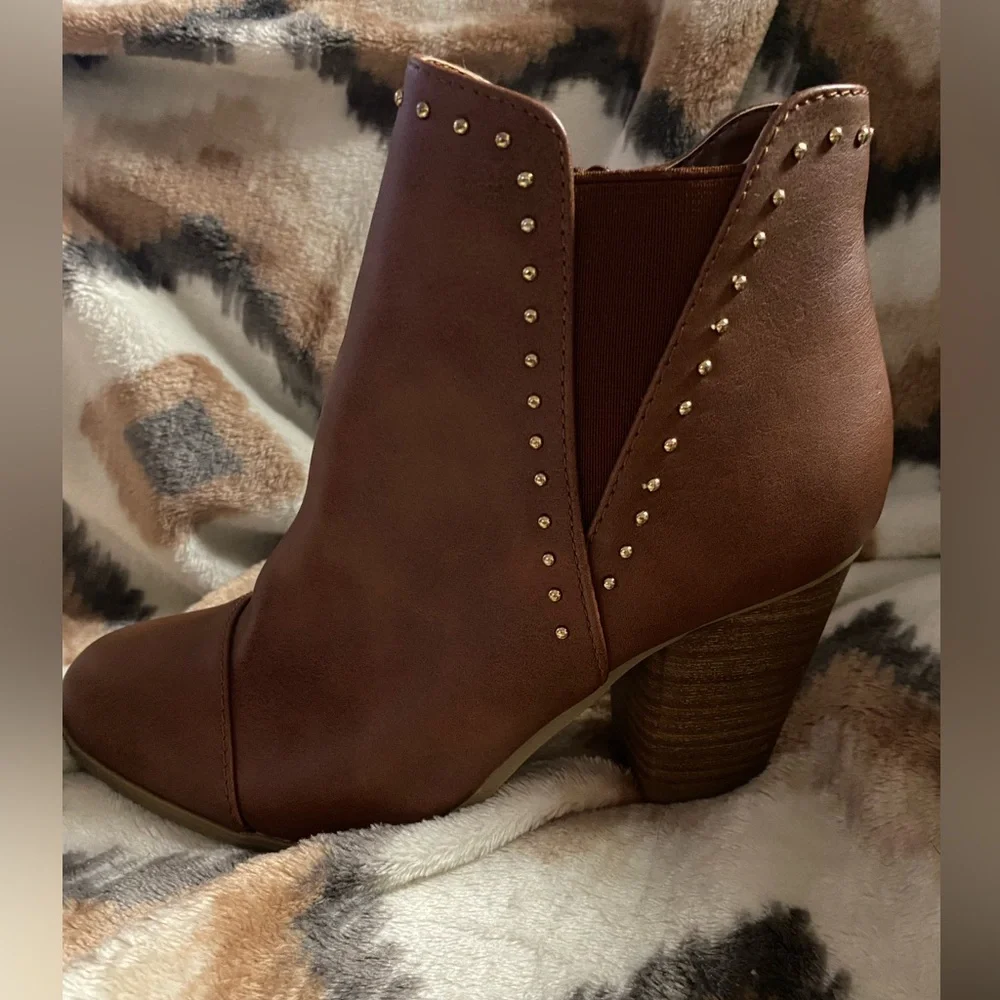 Lauren Conrad bootie. Zippers work great.